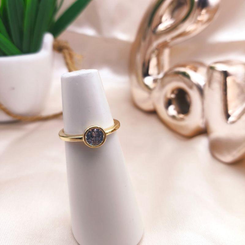 ANEL COM PEDRAS DE ZIRCONIA REDONDA NO MEIO