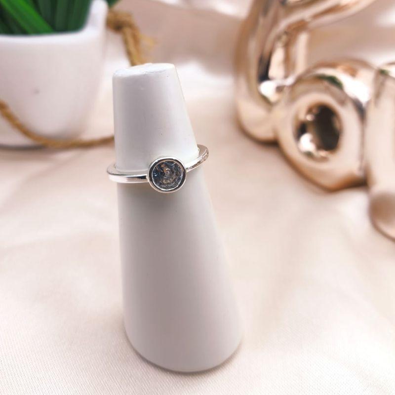 ANEL COM PEDRAS DE ZIRCONIA REDONDA NO MEIO