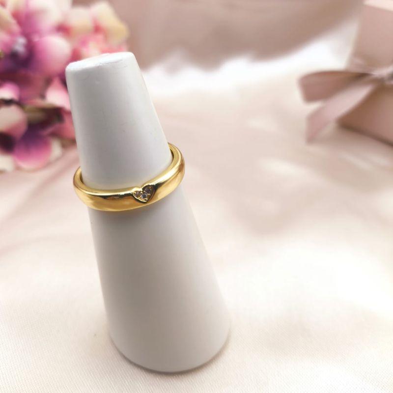 ANEL LISO COM CORAÇÃOEMBUTICO CRAVEJADO EM MICRO ZIRCONIA