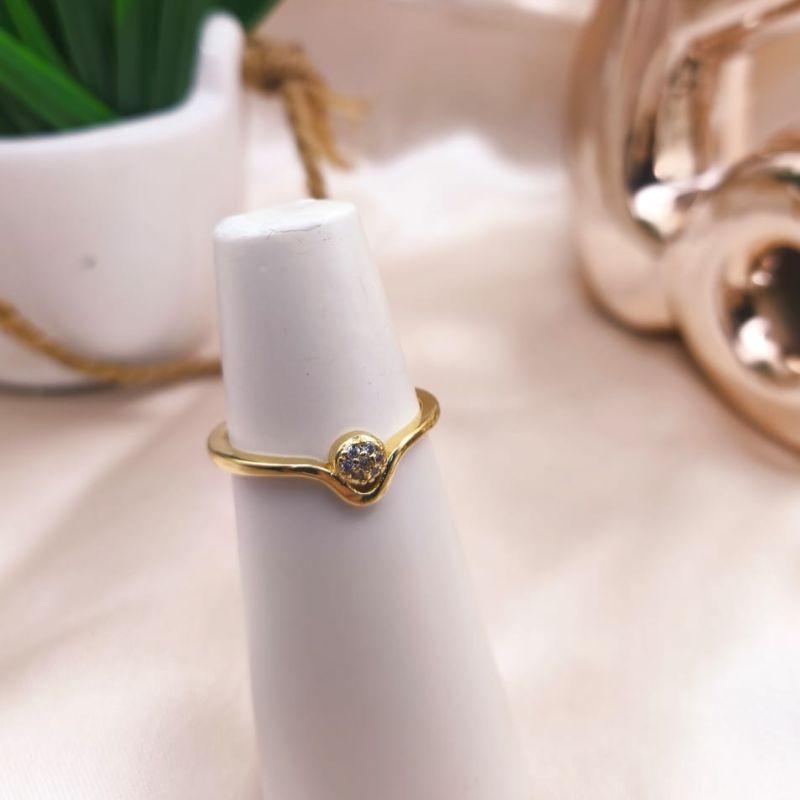 ANEL LISO CURVADO NA FRENTRE COM CIRCULO CRAVEJADO EM MICRO ZIRCONIA