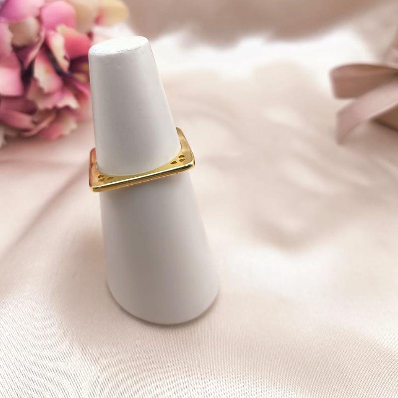 ANEL QUADRADO COM DETALHES PERFURADOS NAS LATERAIS