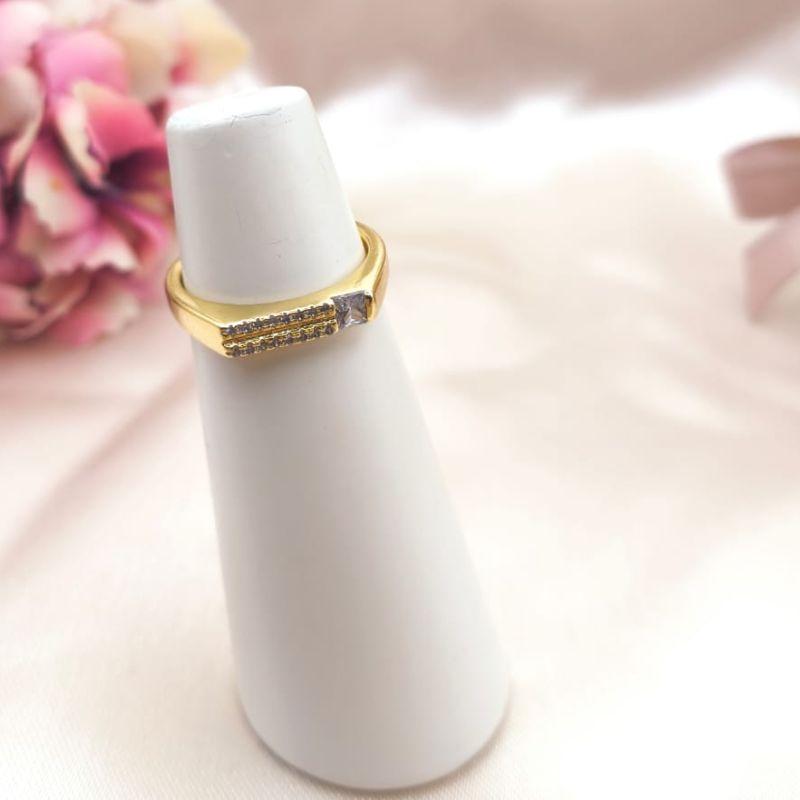 ANEL RETO EM CIMA DUPLO CRAVEJADO EM MICRO ZIRCONIA COM UMA PEDRA QUADRADA DE ZIRCONIA