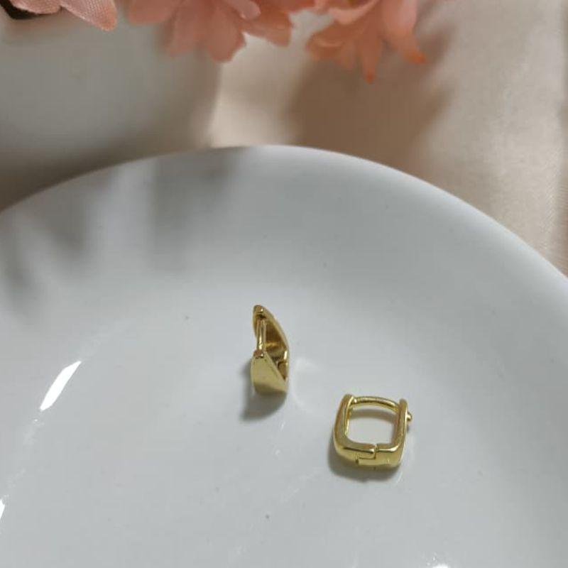 BRINCO ARGOLA TRIANGULAR 9 MM BRINCO ARGOLA TRIANGULAR 9 MM