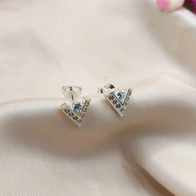 BRINCO EM FORMA DE V CRAVEJADO EM MICRO ZIRCONIA E PONTO DE LUZ NO MEIO