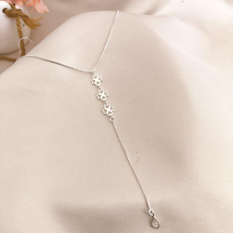 COLAR ESTILO GRAVATINHA COM FLOR E PONTO DE LUZ NO FIM