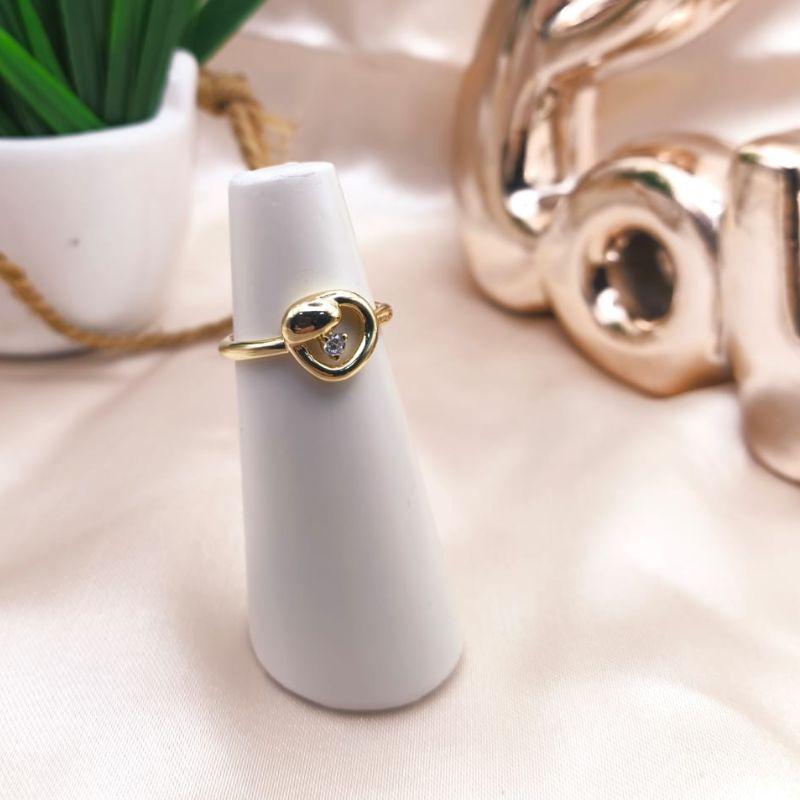 ANEL COM CIRCULO TORTO E MINI PEDRA DE CORAÇÃO DE ZIRCONIA