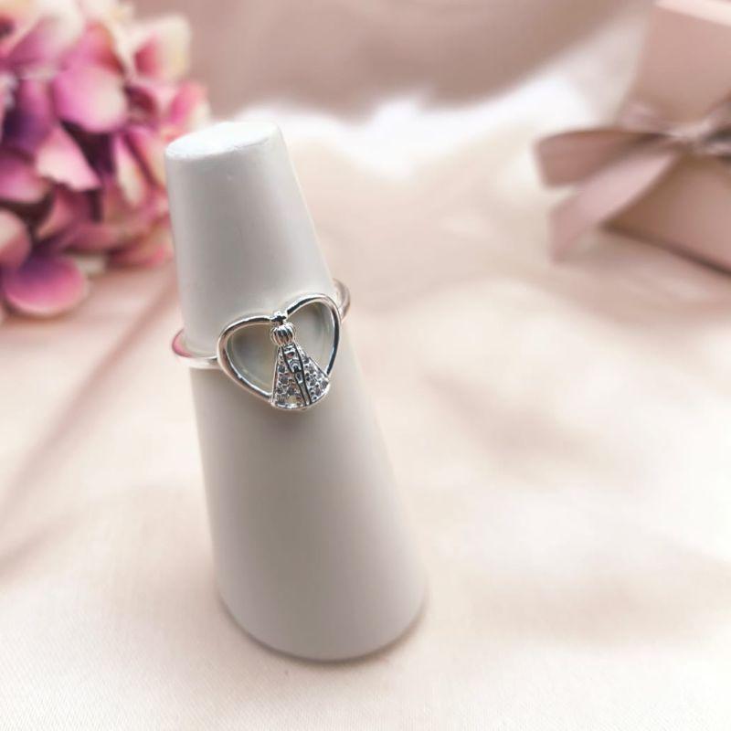 ANEL COM CORAÇÃO VAZADO E NO MEIO NOSSA SENHORA APARECIDA CRAVEJADO EM MICRO ZIRCONIA