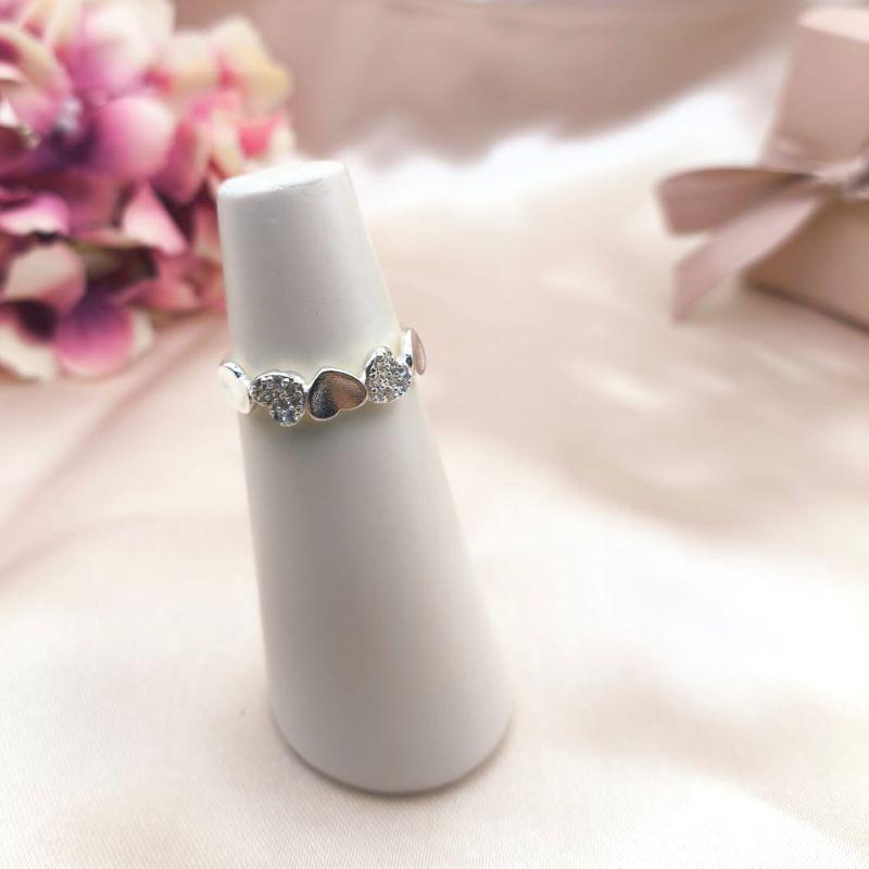 ANEL COM CORAÇÕES LISO E CRAVEJADO EM MICRO ZIRCONIA INTERCALANDO CURVADO