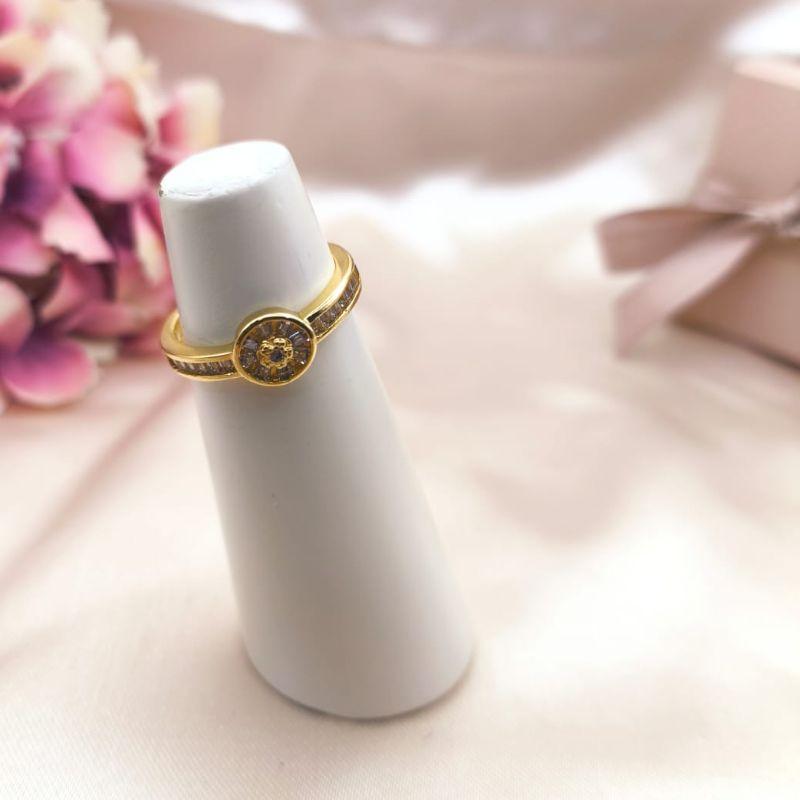 ANEL CRAVEJADO COM PEDRAS ZIRCONIA QUADRADA E CIRCULO NO MEIO COM DETALHE DO CENTRO