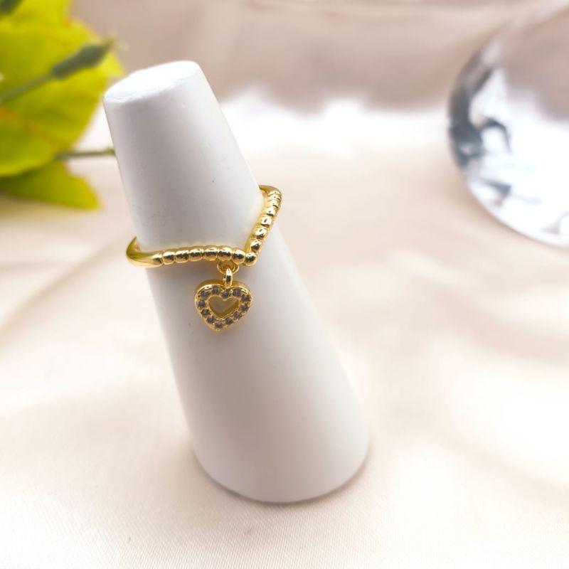 ANEL CURVADO PARA BAICO COM MINI ESFERAS DOURADAS E CORAÇÃO VAZADO CRAVEJADO EM MICRO ZIRECONIA PENDURADO