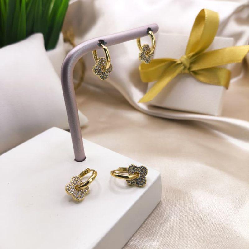 ARGOLA 2 EM 1 COM PINGENTE REMOVIVEL DE FLOR TREVO CRAVEJADO EM MICRO ZIRCONIA