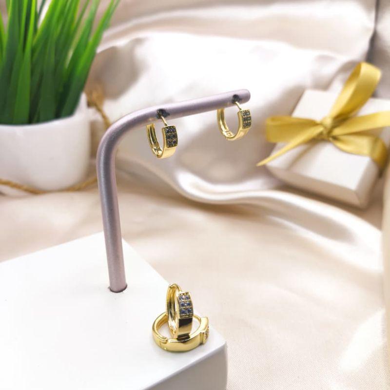 ARGOLA CHATADA LISA E COM 6 PEDRAS DE ZIRCONIA NA FRENTE