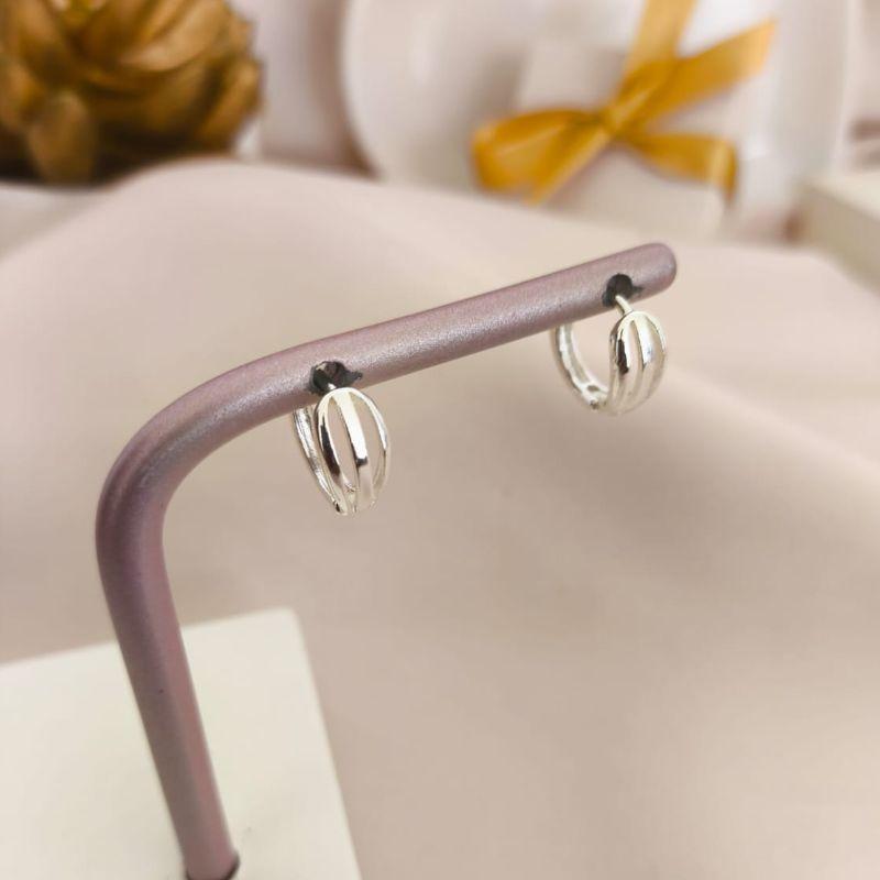 ARGOLA COM 3 FILAS LISAS NA FRENTE VAZADAS