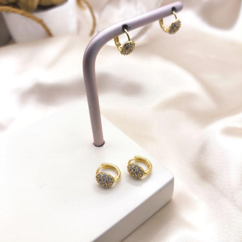 ARGOLA COM DETALHES OVAL NA FRENTE CRAVEJADA EM MICRO ZIRCONIA