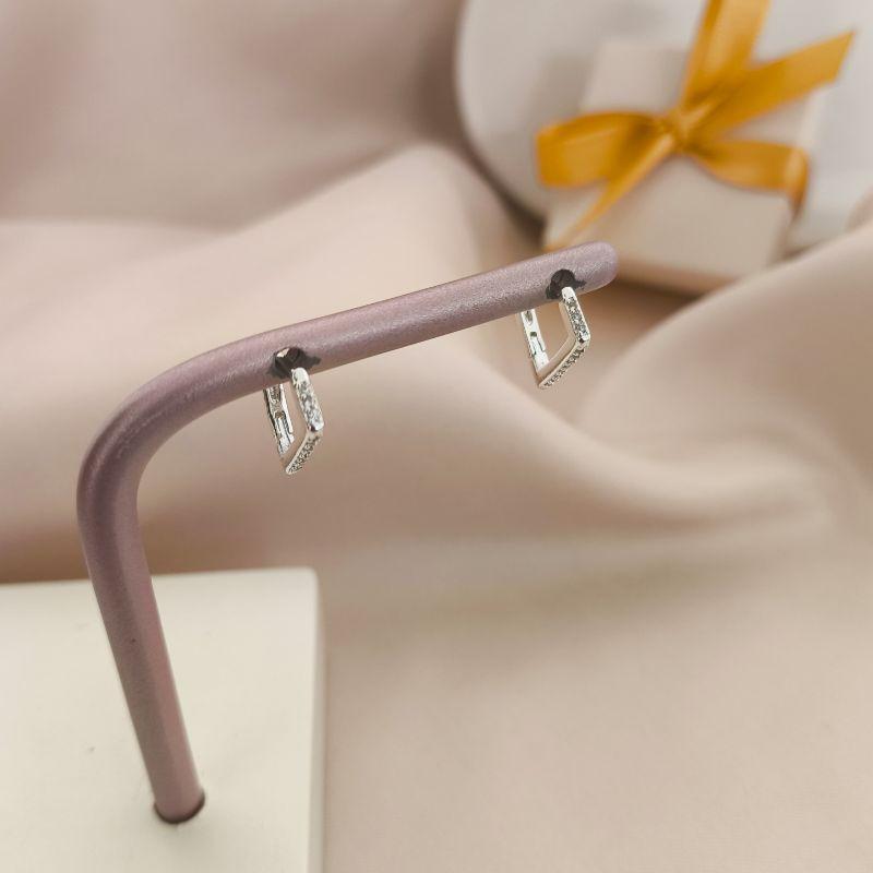 ARGOLA COM FORMA DE TRIANGULO FINA CRAVEJADA EM MICRO ZIRCONIA