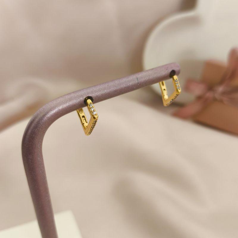 ARGOLA COM FORMA DE TRIANGULO FINA CRAVEJADA EM MICRO ZIRCONIA