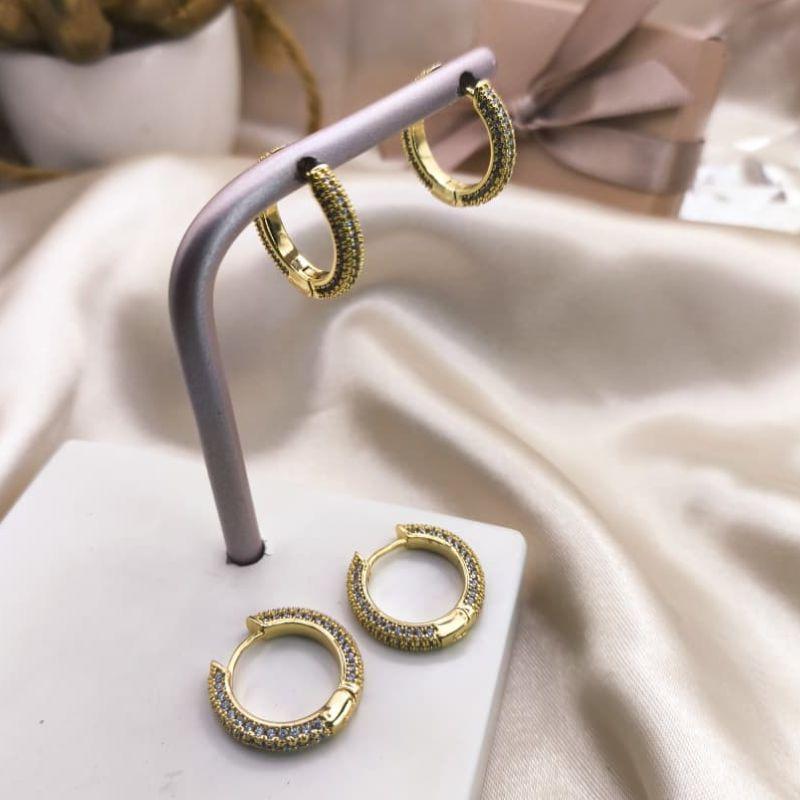 ARGOLA COM OS 3 LADOS CRAVEJADO EM MICRO ZIRCONIAS