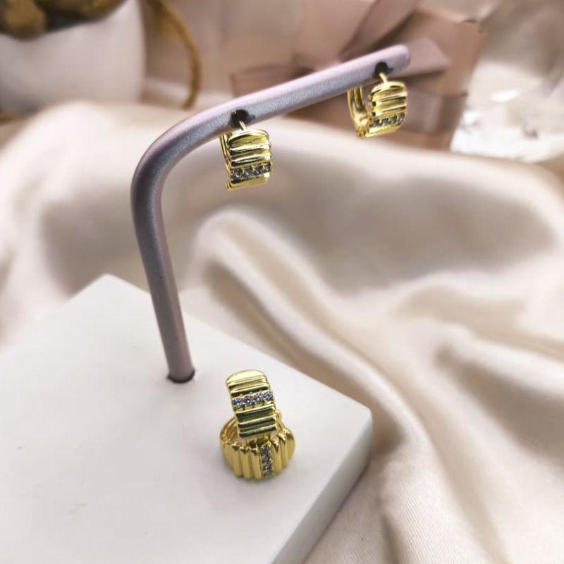 ARGOLA COM TRAÇOS LARGOS NA HORIZONTAL E NO MEIO UM TRAÇO CRAVEJADO EM MICRO ZIRCONIAS