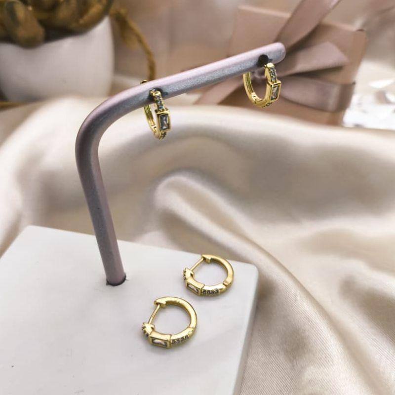 ARGOLA CRAVEJADO EM MICRO ZIRCONIAS  COM PEDRA DE ZIRCONIA RETANGULAR NA FRENTE