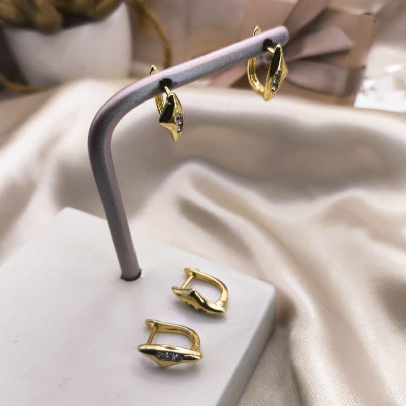 ARGOLA EM FORMA DE VELA DE BARCO COM 3 PERAS DE ZIRCONIA NO CENTRO