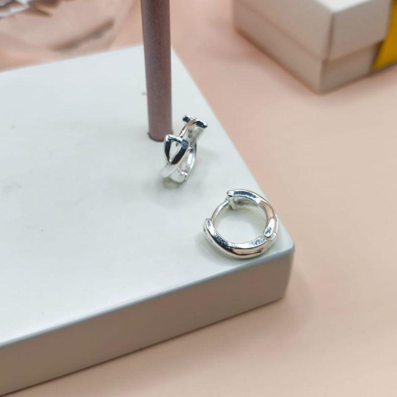 ARGOLA EM FORMA DE X LISA