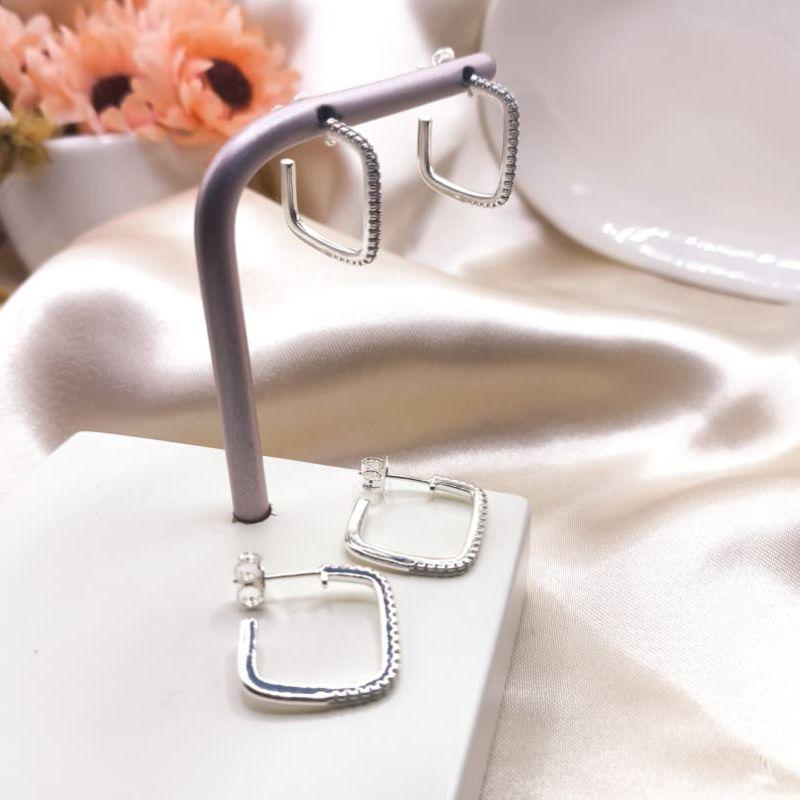 ARGOLA FINA COM FORMATO QUADRADO CRAVEJADO EM MICRO ZIRCONIA