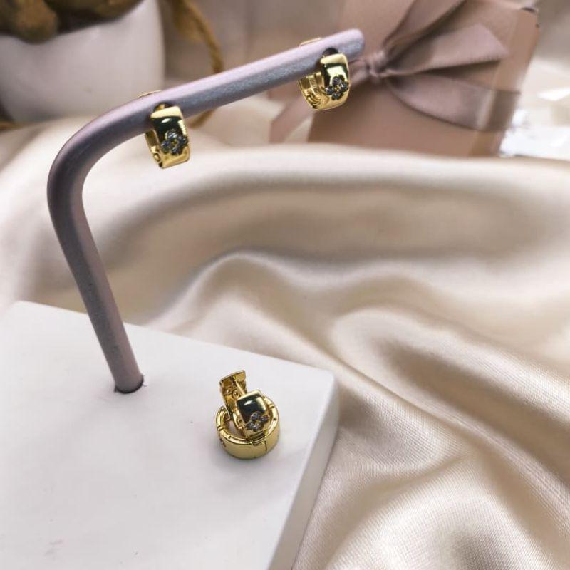 ARGOLA LARGA PEQUENA COM TREVO NA FRETE CRAVEJADO EM MICRO ZIRCONIAS