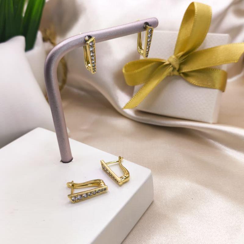 ARGOLA RETA NA FRENTE COM PEDRAS QUADRADAS DIMINUINDO DE ZIRCONIA