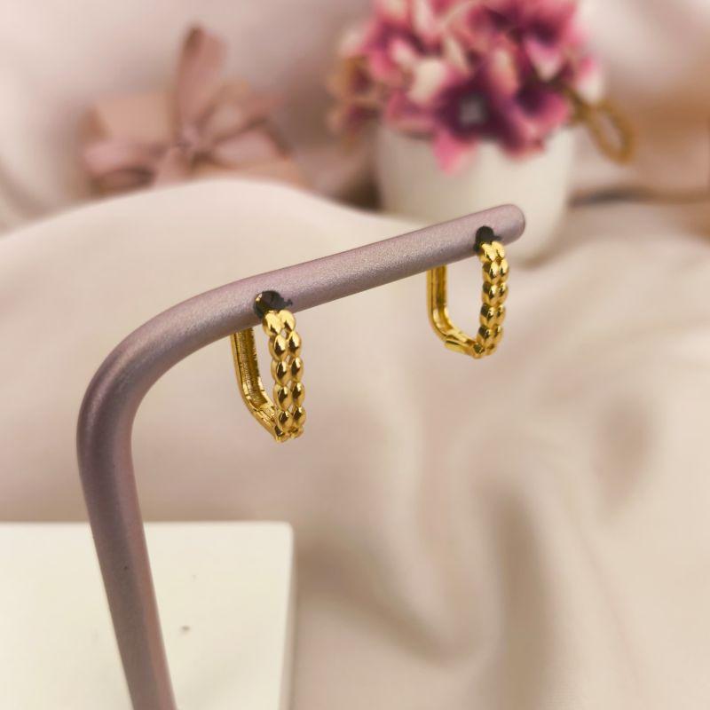 ARGOLA RETANGULAR COM MINI ESFERAS NA FRENTE