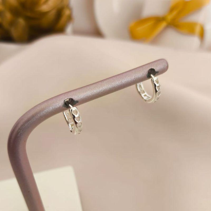 ARGOLA VAZADA COM FUROS EM FORMATO DE CORAÇOES