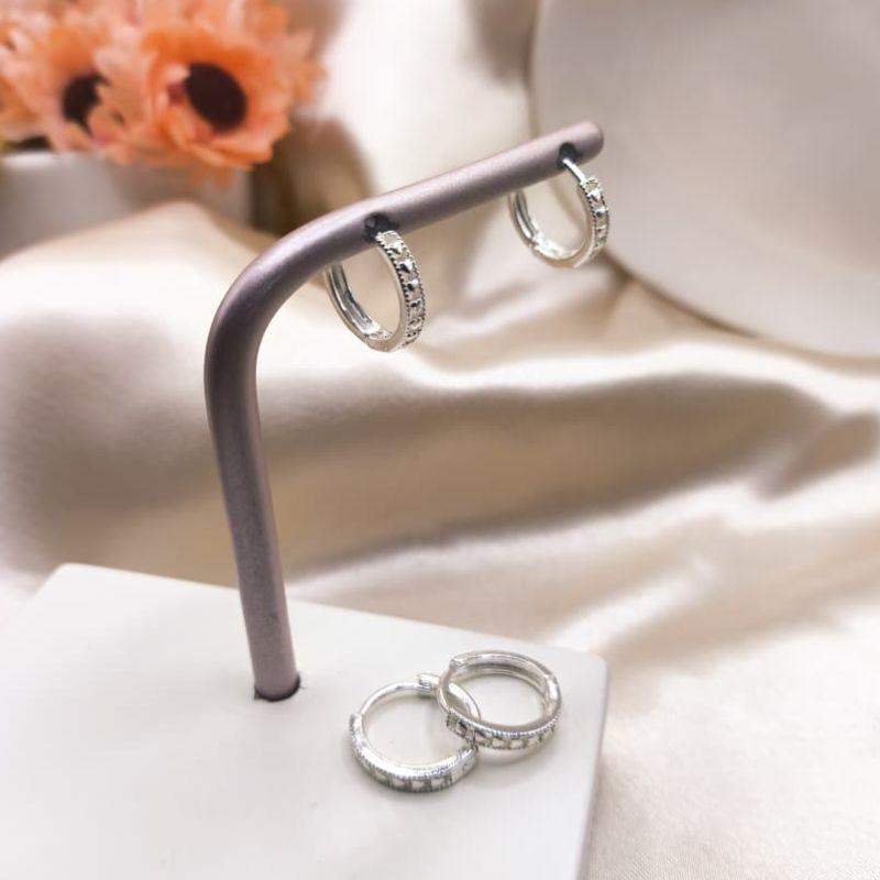 ARGOLA VAZADA COM MINI CORAÇÕES NA FRENTE E MICRO ESFERAS NAS LATERAIS