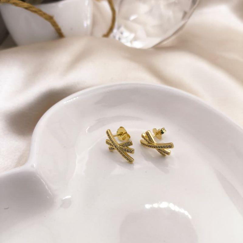 BRINCO 3 TRAÇOS FORMANDO UM X CRAVAJADO EM MICRO ZIRCONIA