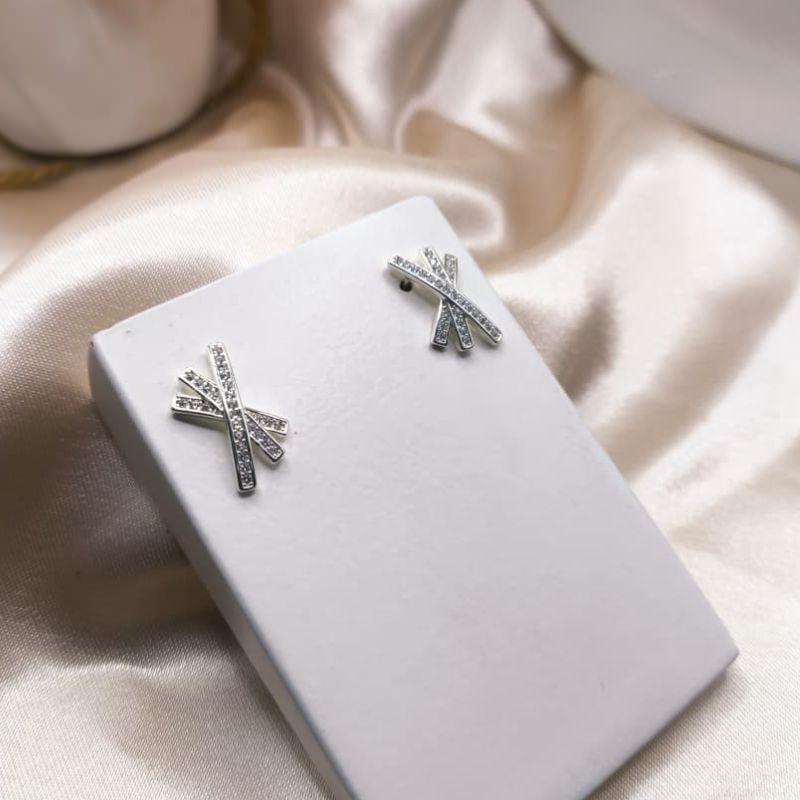 BRINCO 3 TRAÇOS FORMANDO UM X CRAVAJADO EM MICRO ZIRCONIA