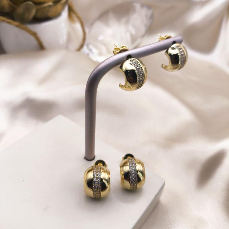 BRINCO ARGOLA BOLEADA NAS LATERASIS E CRAVEJADA EM MICRO ZIRCONIA NO MEIO 2 FILAS