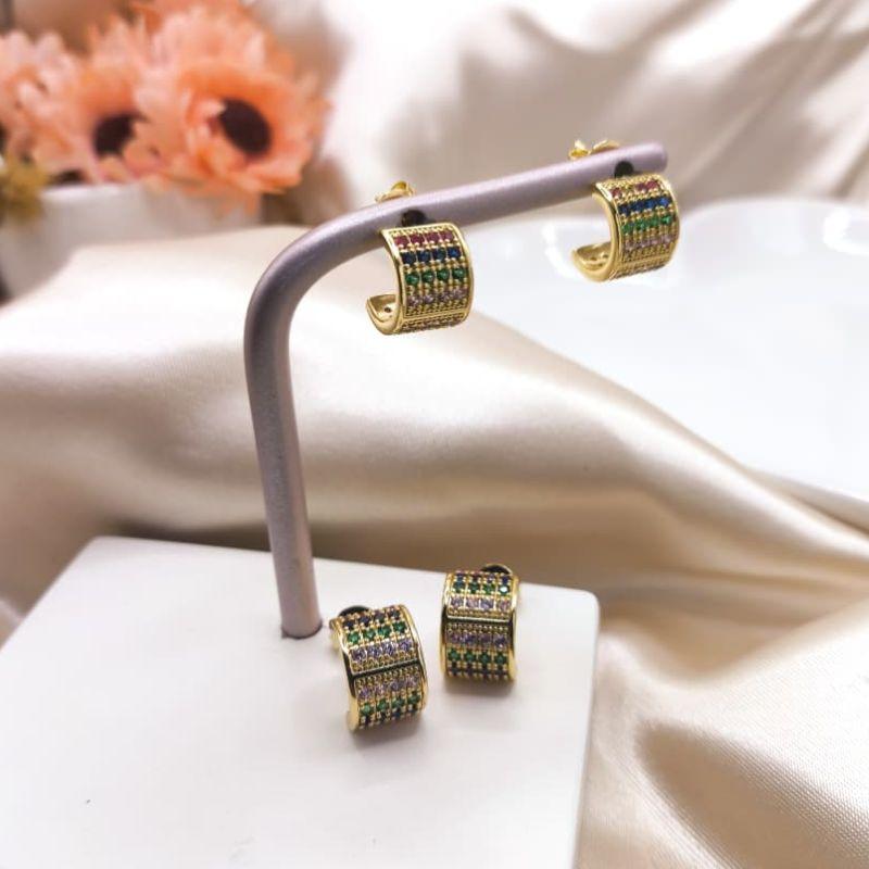 BRINCO ARGOLA COM 4 FILAS DE ZIRCONIAS COLORIDAS