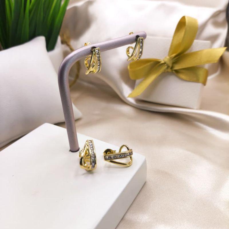 BRINCO ARGOLA EM FORMA DE GOTA COM 2 LADOS UM LISO E OUTRO CRAVEJADO EM MICRO ZIRCONIA QUADRADAS