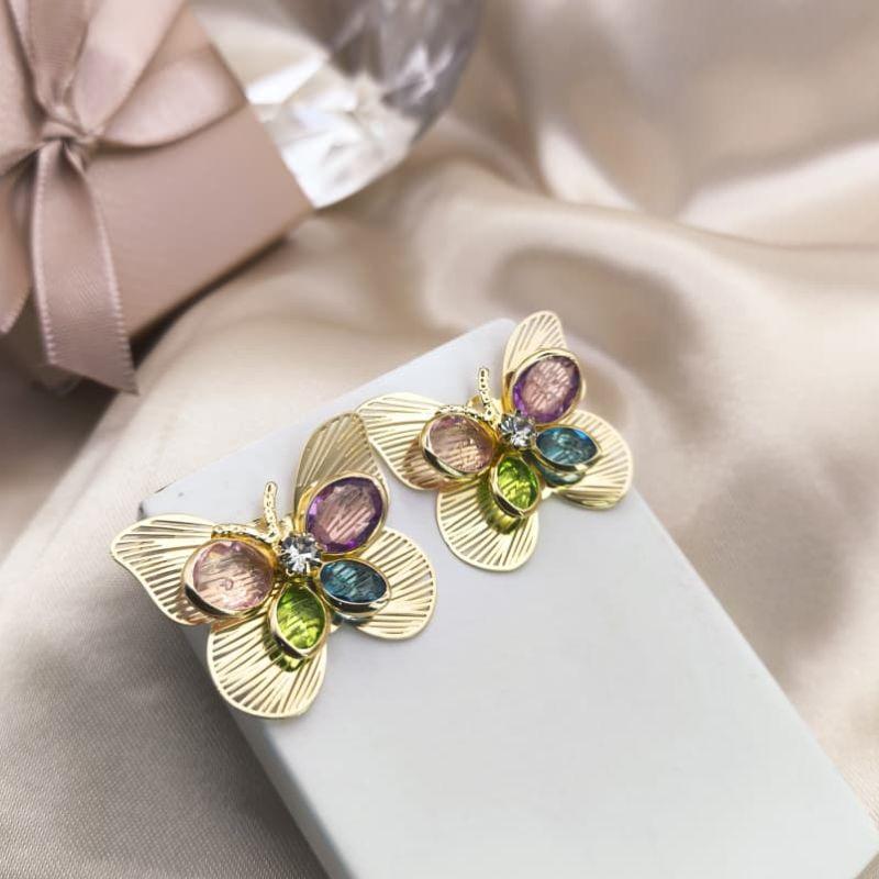 BRINCO BORBOLETA 3D COM PEDRAS DE ZIRCONIA COLORIDAS COM ASAS LISTRADAS VAZADAS