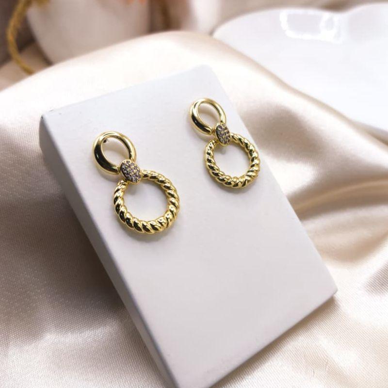 BRINCO COM 2 CIRCULOS LISO E TRANÇADOS UNIDOS POR UM PONTO DE LUZ