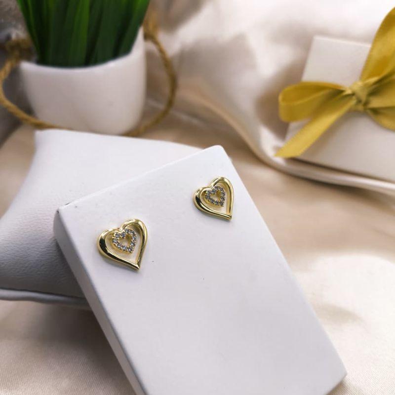 BRINCO COM 2 CORAÇÕES 1 DENTRO DO OUTRO LISO E O MENOR CRAVEJADO EM MICRO ZIRCONIA