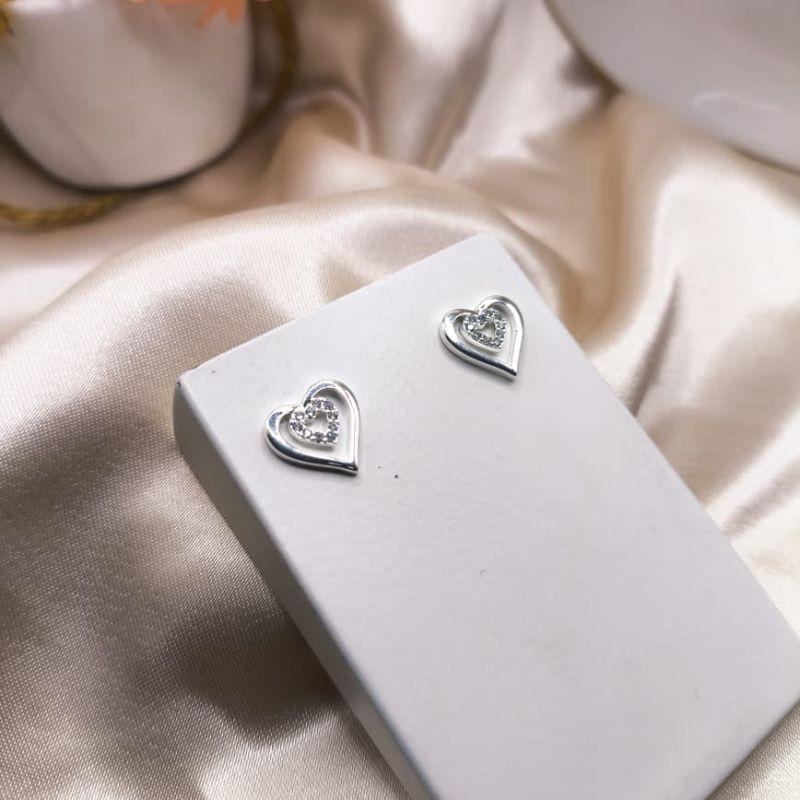 BRINCO COM 2 CORAÇÕES 1 DENTRO DO OUTRO LISO E O MENOR CRAVEJADO EM MICRO ZIRCONIA