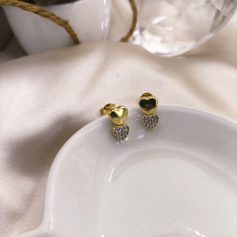 BRINCO COM 2 CORAÇÕES LARGO LISO E CRAVEJADO EM MICRO ZIRCONIAS