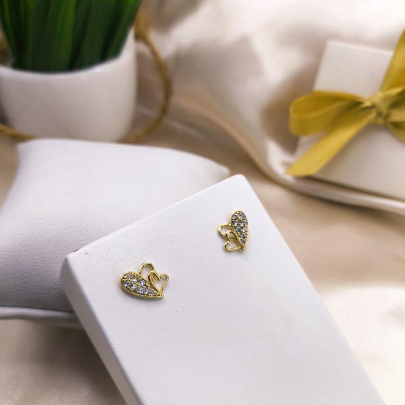 BRINCO COM 2 CORAÇOES LISO VAZADO E CRAVEJADO EM MICRO ZIRCONIA