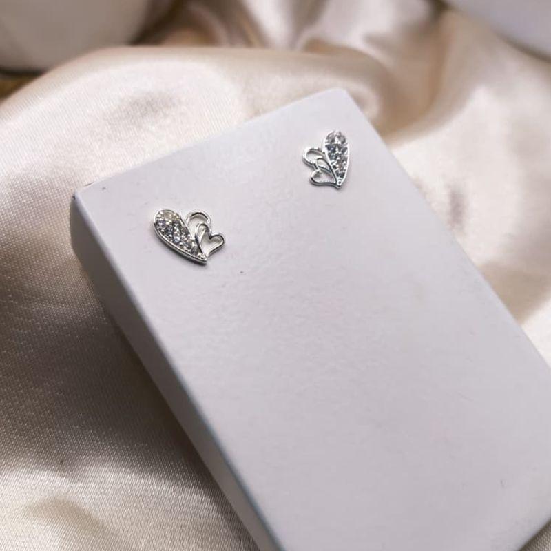 BRINCO COM 2 CORAÇOES LISO VAZADO E CRAVEJADO EM MICRO ZIRCONIA