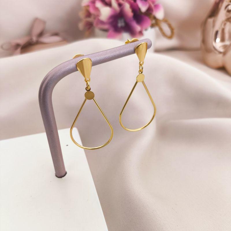 BRINCO COM FORMA DE GOTA VAZADA LISA