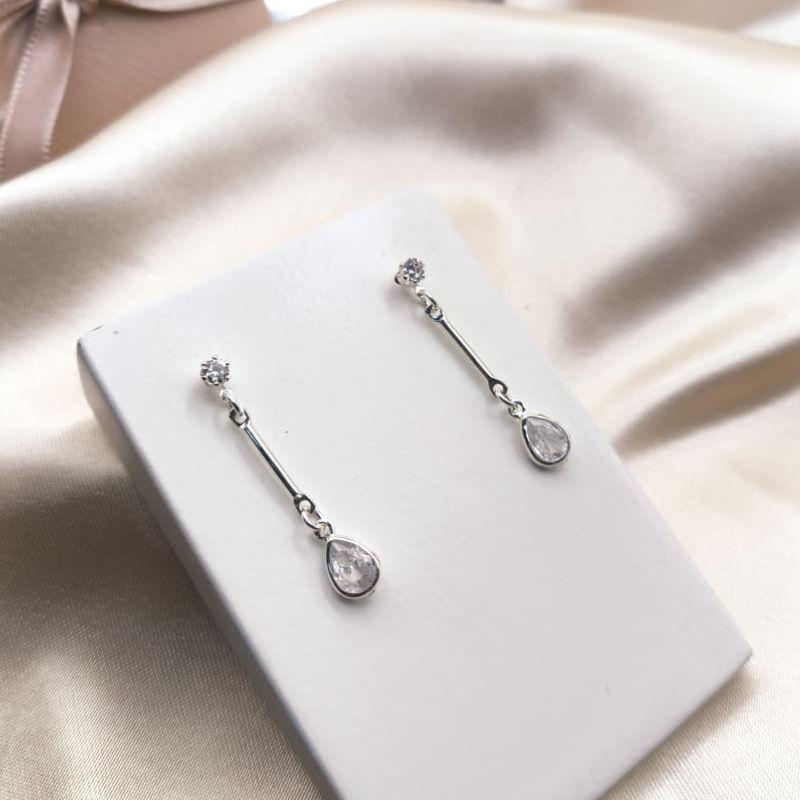 BRINCO COM PONTO DE LUZ BASTÃO E GOTA DE ZIRCONIA PENDURADA