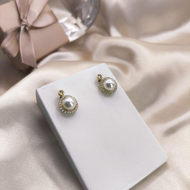 BRINCO COM UM CIRCULO CRAVEJADO EM MICRO ZIRCONIAS APOIANDO UMA PEROLA NO MEIO