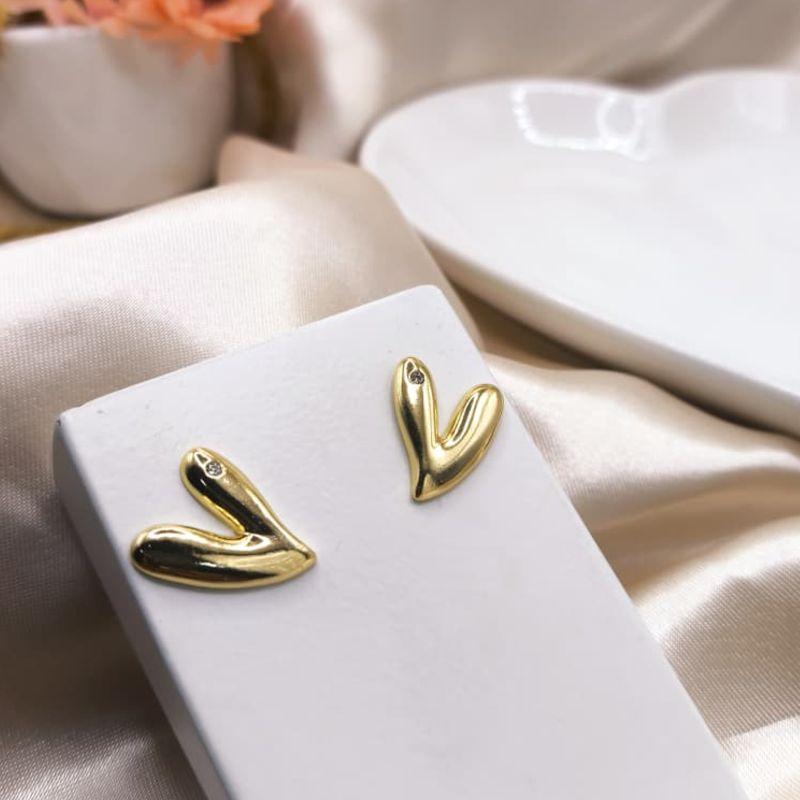 BRINCO CORAÇÃO COM PONTO DE LUZ NA PONTA SUPERIOR