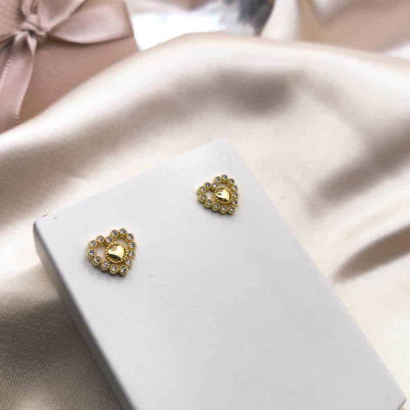 BRINCO CORAÇÃO CRAVEJADO EM MICRO ZIRCONIAS E PEDRA DE ZIRCONIA NO MEIO