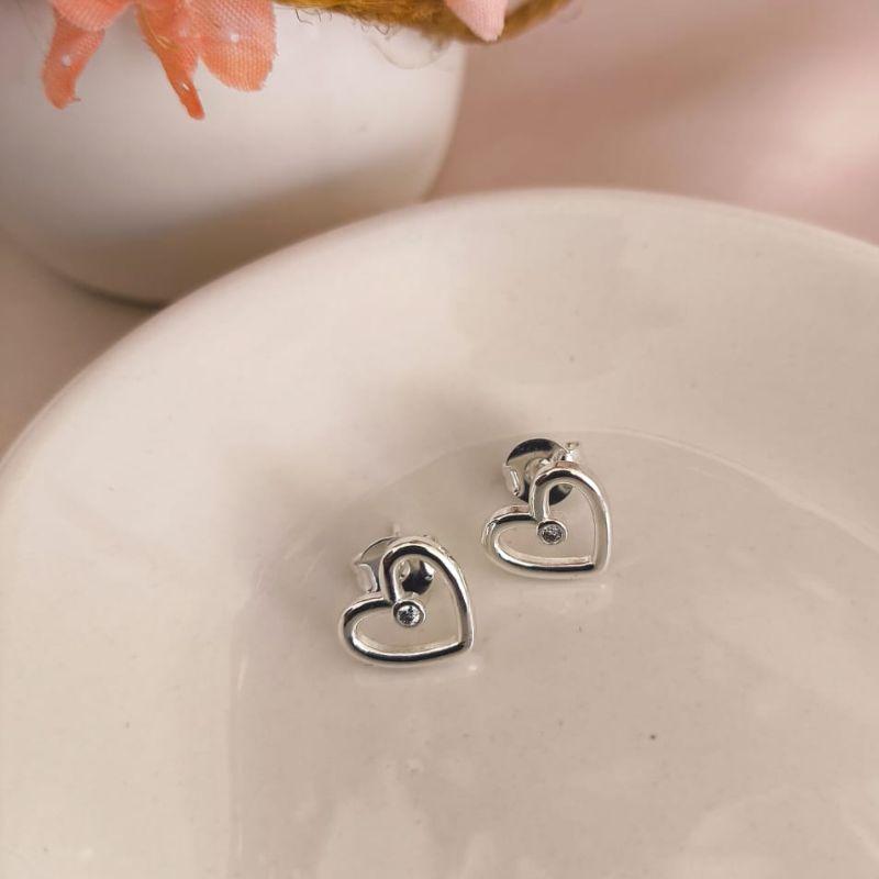 BRINCO CORAÇÃO LISO COM PEDRA DE ZIRCONIA NO MEIO