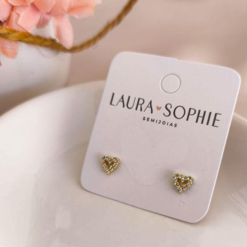 BRINCO CORAÇÃO PEQUENO VAZADO E CRAVEJADO EM MICRO ZIRCONIA AO REDOR